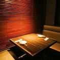 2名～4名様用テーブル席。落ち着いた店内空間にあるテーブル席は個室ではなくとも、ゆったりとお食事を楽しむことが可能です。飲み放題付コースや美味しい逸品料理、種類豊富なドリンクをご用意してお待ちしております。