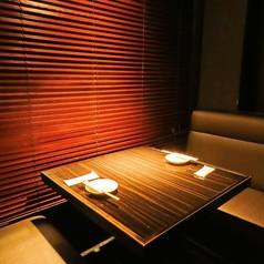 2名～4名様用テーブル席。落ち着いた店内空間にあるテーブル席は個室ではなくとも、ゆったりとお食事を楽しむことが可能です。飲み放題付コースや美味しい逸品料理、種類豊富なドリンクをご用意してお待ちしております。