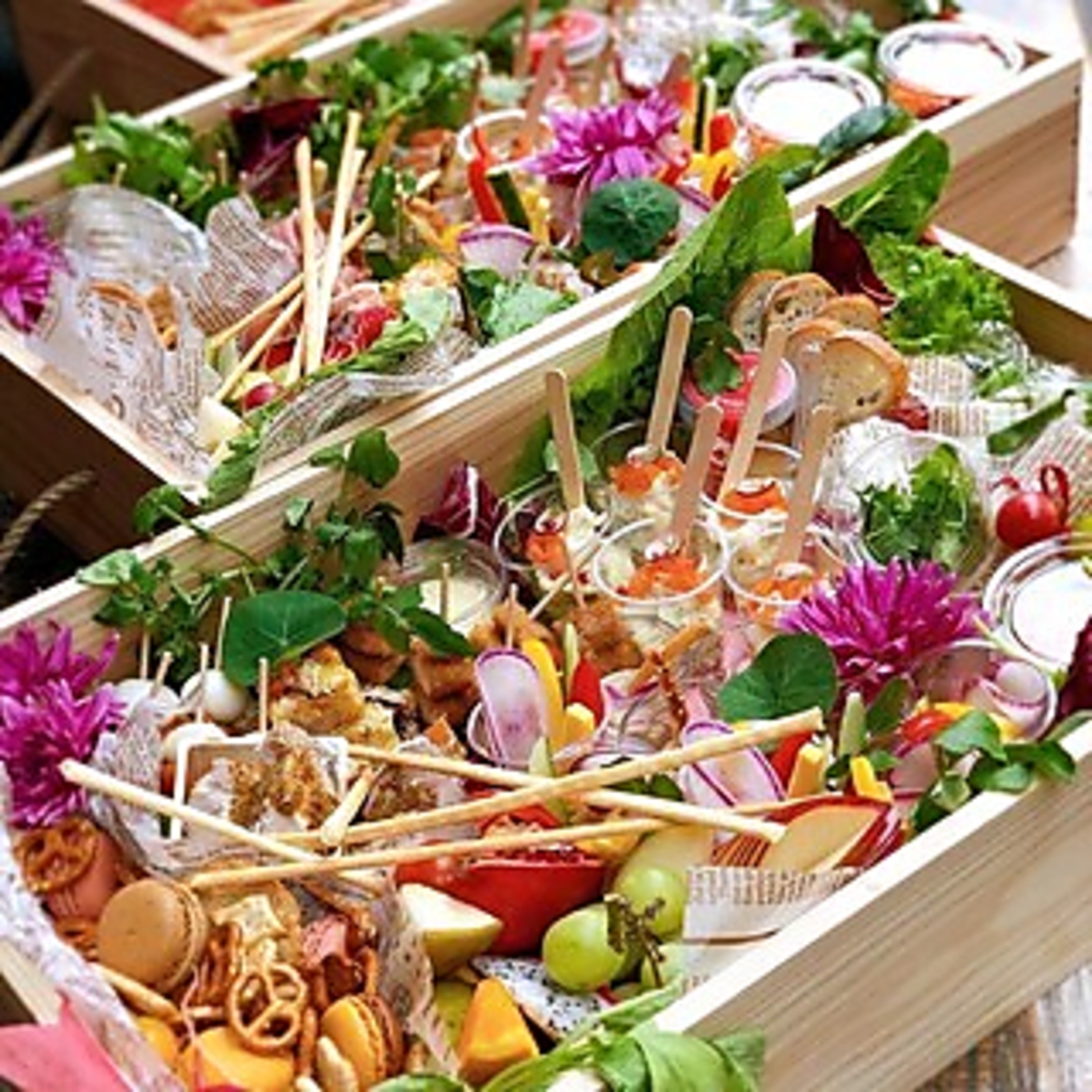 忘れられないイベントを演出するために、シェフの出張やカスタマイズ料理を提供します。