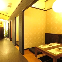 【半個室】お座敷、半個室席です。友人や家族、同僚との特別なひとときを過ごすなら、ぜひご利用ください。自慢の料理と上質なサービスが、皆様のお祝いや記念日を華やかに彩ります。お客様のご要望に合わせたカスタマイズも可能ですので、お気軽にご相談ください。素敵な時間を過ごすために、当店をご利用ください。