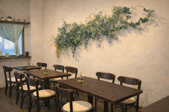 4名様でご利用いただけるテーブル席を2席ご用意しております。清潔感のある落ち着いた店内で、ご家族でのお食事やご友人との会食に適しております。テーブルを連結することで、少人数の団体様でのご利用も可能です。