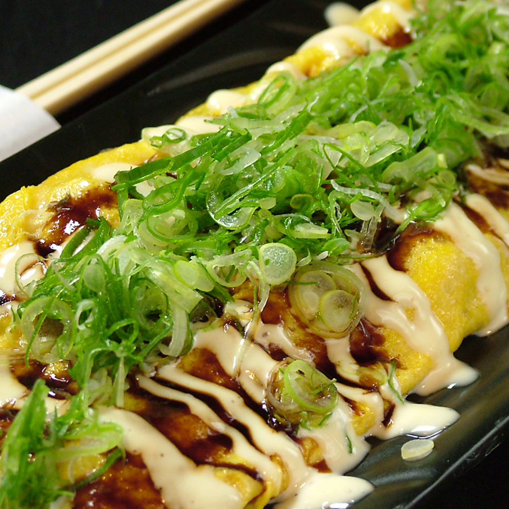 自慢のとんぺい焼き。お箸と比べてわかる大きさ！ボリューム・味ともに大満足！