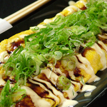 自慢のとんぺい焼き。お箸と比べてわかる大きさ！ボリューム・味ともに大満足！