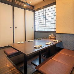 【掘りごたつ宴会】新年会、各種会社宴会、同窓会、二次会など大人数での団体利用まで、幅広い用途でご利用いただける掘りごたつ席ございます。みんなでワイワイたくさん飲んで食べて盛り上がるも良し、ゆっくりと語らいながら過ごすのも◎