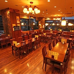 【ダイニングフロア】最大100名様まで収容可能なフロア。眺めの良さも抜群★