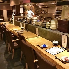 肘掛け付きのゆったりとした椅子でおくつろぎいただけます。お隣のお客様との間隔もゆったりとしています 。