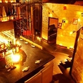 【雰囲気のある隠れ家空間】種類豊富なボトルが並び、ダウンライトが特徴！そんな雰囲気のある幻想的な店内はカップルや友人同士でいっぱい！！この隠れ家的で、グラスを傾けながら、幻想的な空間をお楽しみください！