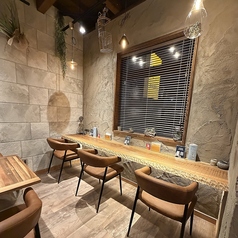 一枚板のカウンター席でゆったりお過ごしください◎