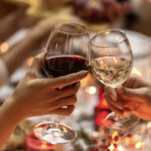 飲み放題付きコースや単品飲み放題コースをご用意しております。お客様のニーズに合わせて選べるプランが揃っており、豊富なメニューを心ゆくまでお楽しみいただけます。当店は友人や家族との楽しいひとときにぴったりなプランをご提供します。