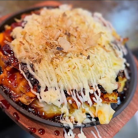 お好み焼きや鉄板で仕上げる逸品の数々と豊富な酒類をお楽しめいただけます♪