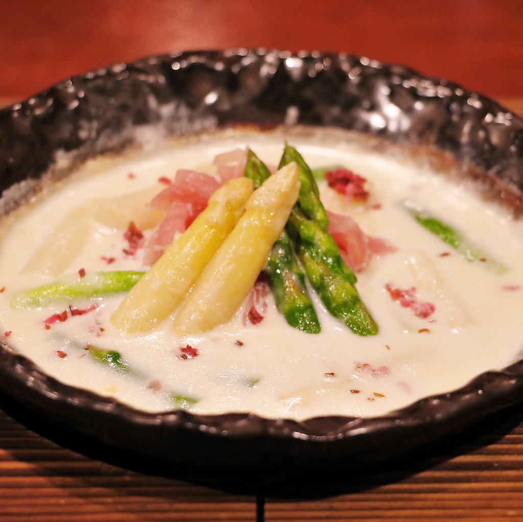 【旬】ホワイトアスパラと生ハムのクリーム煮込み