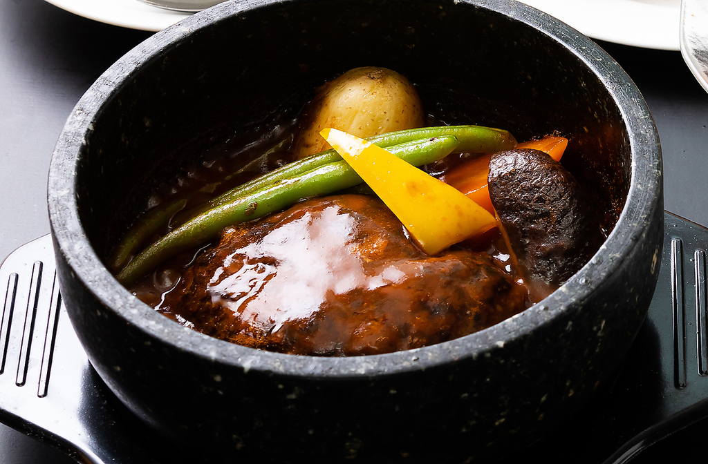 自家製デミグラスソースがご飯にピッタリ！溢れる肉汁が堪らない、熱々ランチもオススメ♪