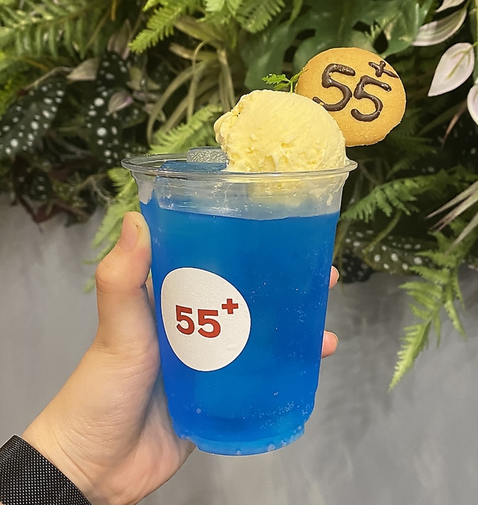 当店1番人気　推し色クリームソーダ