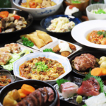 多彩なおばんざいが並ぶ贅沢な数々の料理。新鮮食材を使用し、心温まる家庭の味を存分に楽しめます。