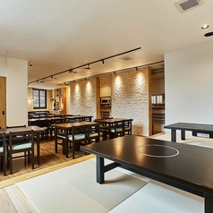 店の奥には和風で趣のある座敷席がございます。親しいお仲間とゆっくりお寛ぎ頂けるお席です。楽しい会話をお楽しみ下さい。