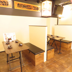 赤い和傘と提灯が照らす空間に、仕切り付きのゆったりとしたテーブル席をご用意しました。賑わいの中にもプライベート感があり、仲間と落ち着いて食事や会話を楽しめます。絶品の鮮魚やおでん、厳選酒を囲み、心行くまでくつろぎのひとときをお過ごしください。