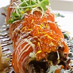 OPEN以来大人気、サーモンサラダロール950円は驚きのボリューム！サーモン×いくらは鉄板ですよね♪