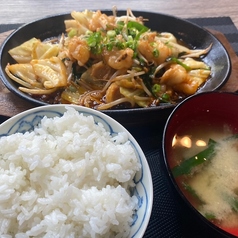 ホルモン鉄板焼き定食(甘辛みそ)