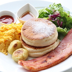 おすすめ エッグ＆ミートパンケーキ（厚切りベーコン）