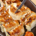 博多ならではの、小ぶりながらも美味しさを凝縮させた自慢の餃子です！