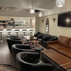 モダンな別階貸切専用ルーム。プライベート感たっぷりの特別な空間です。