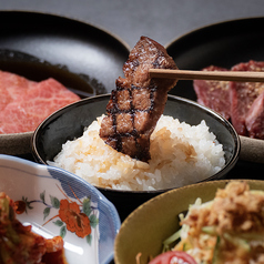 肉の旨味を引き立てる秘伝のタレ炊き立て白米との相性◎