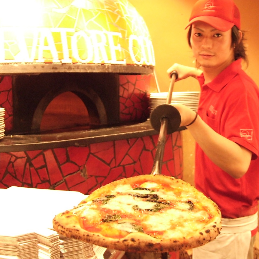 ピッツァはもちろん薪窯焼き！直火で焼き上げたもちもちのピッツァは一度食べたらやみつきです♪