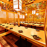 品川の駅前から徒歩2分とかからず立地も◎です。最大60名様までご案内可能です！