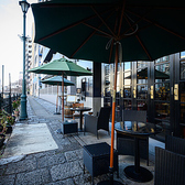 テラス席あり。心地よい風を感じながらゆっくりお寛ぎいただけます。