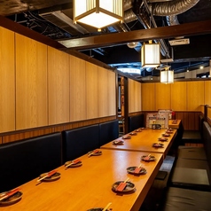 【貸切フロア15名様～25名様】店舗フロアをまるごと貸切できる大人数対応スペース。会社宴会や歓送迎会など、団体利用にぴったりです。※詳しくはお店の方までお問い合わせください！