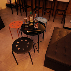 ボックス席ではない内観のため、お客様同士の距離が近く、自然と交流が生まれる社交の場として人気です。ゲームやおもちゃを多数ご用意しておりますので、盛り上がること間違いなし♪気軽にコミュニケーションをとりたい方にもおすすめです★