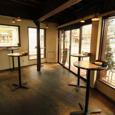 写真に椅子は掲載されていませんが、現在は全席着席スタイルとなっておりますテーブルを繋ぎ6名様くらいまで対応可能です