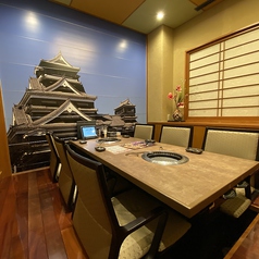 大人気！大迫力の熊本城を見ながらお食事ができる個室のお部屋です。ご利用をご希望の際はお電話にてご予約ください。（４～６名様）