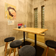 グループでゆっくりお過ごしいただける、6名様までご利用可能な個室もご用意しております！完全個室となっていますので、大切なお仲間との飲み会はもちろん、外せないご接待にもぴったり♪少人数個室でありながら広々とした空間なので、活気あふれる居酒屋のムードはそのままに閉塞感無くお過ごしいただけます。