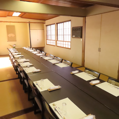 2階中宴会場10名様~30名様までの中宴会場です。人数に合わせてお選びいただけます。旅館のような趣のある和室でゆったりとおくつろぎいただけます。