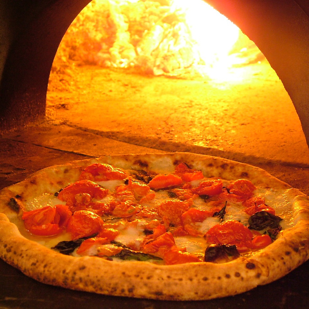 薪釜で焼き上げる出来たてのアツアツのピッツァを堪能して下さいね♪