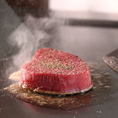 目の前で焼き上げる黒毛和牛ステーキは目でも舌でも味わえる。