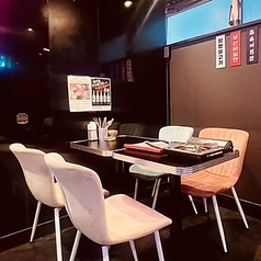 ネオンが光る店内はインスタ映えも♪サムギョプサル食べ放題や飲み放題もお得にご案内♪