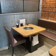【コンパクトで居心地の良い2名席】温かみのある木目調のテーブルが、ゆったりとした時間を演出。お一人様でのサク飲みから、カップルでの焼肉デートまで幅広くご利用いただけます。自慢のお肉をごゆっくりとお楽しみください。