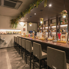 しっとりとお食事やお酒を楽しめるカウンター席。店内の一角にはバーカウンターもご用意しております。店内は暗めの照明で、その雰囲気は大人のデートにぴったりです。誕生日や大切な記念日など、特別な日にぜひご来店お待ちしております。