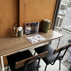 お一人や並んで食事がしやすいカウンター席をご用意しております。お仕事帰りのちょい飲みにも最適です。