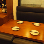 活気ある店内には、座敷、テーブル席とカウンター席をご用意。最大宴会60名様まで可能です。