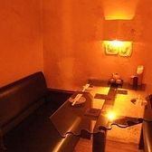 個室は照明を落としております。