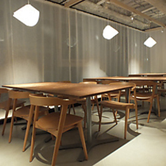 ご宴会や少人数のお集まりにもご利用いただけるテーブル席をご用意しております。4名様以上などもお気軽にお使いいただけます。