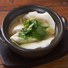 自家製の鶏スープの水餃子