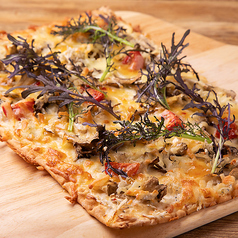 長五郎舞茸と釜揚げシラスのガーリックチーズピザ