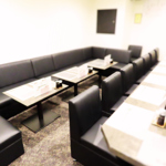 広々した空間の落ち着いた雰囲気の席で、ゆったりと食事やお酒を楽しめます。特別なひとときに最適！