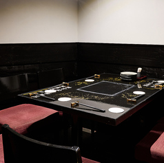 4名～5名様でご利用いただけるテーブルタイプの喫煙個室。落ち着いてお食事をお楽しみいただけます。会食や宴会に最適。