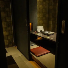 【個室・座敷掘りごたつ席】各種宴会や会食に最適な個室で、絶品しゃぶしゃぶをお楽しみください。ゆったりと寛げる掘りごたつ席は、会社での宴会や接待などにピッタリ◎