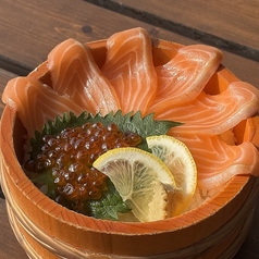 定番サーモンいくら丼